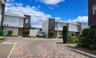Tumbaco, Sector Villa Vega, Casa Estilo Moderna Adosada a un Solo Lado enVenta