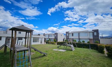 Tumbaco, Sector Villa Vega, Casa Estilo Moderna Adosada a un Solo Lado enVenta