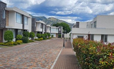 Tumbaco, Sector Villa Vega, Casa Estilo Moderna Adosada a un Solo Lado enVenta