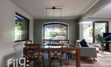 Arriendo exclusiva Casa en La Dehesa, Condominio con Piscina y Amplios Espacios