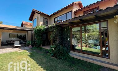 Arriendo exclusiva Casa en La Dehesa, Condominio con Piscina y Amplios Espacios