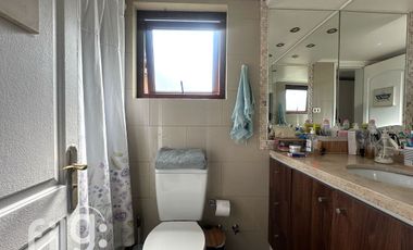 Arriendo exclusiva Casa en La Dehesa, Condominio con Piscina y Amplios Espacios