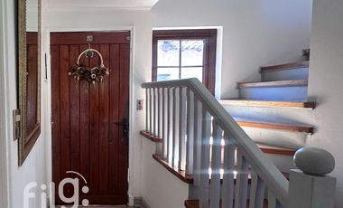 Arriendo exclusiva Casa en La Dehesa, Condominio con Piscina y Amplios Espacios