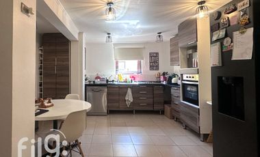 Arriendo exclusiva Casa en La Dehesa, Condominio con Piscina y Amplios Espacios