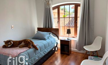 Arriendo exclusiva Casa en La Dehesa, Condominio con Piscina y Amplios Espacios