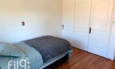 Arriendo exclusiva Casa en La Dehesa, Condominio con Piscina y Amplios Espacios