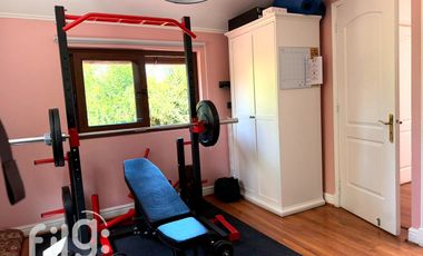 Arriendo exclusiva Casa en La Dehesa, Condominio con Piscina y Amplios Espacios