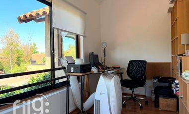 Arriendo exclusiva Casa en La Dehesa, Condominio con Piscina y Amplios Espacios