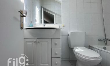 Arriendo exclusiva Casa en La Dehesa, Condominio con Piscina y Amplios Espacios