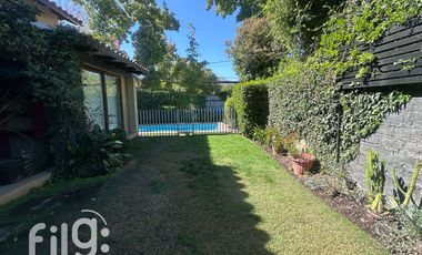 Arriendo exclusiva Casa en La Dehesa, Condominio con Piscina y Amplios Espacios