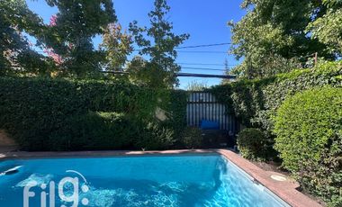 Arriendo exclusiva Casa en La Dehesa, Condominio con Piscina y Amplios Espacios