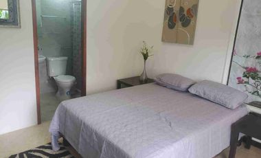 SUITE AMOBLADA EN ALQUILER CON PARQUEO EN LOMAS DE URDESA EN NORTE DE GUAYAQUIL ECUADOR.