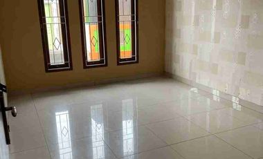 Rumah Strategis dengan 3Kamar Tidur  Siap Huni 2 Lantai di Kalideres Jakarta Barat
