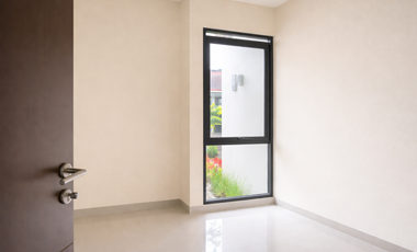 Rumah Desain Anti-Mainstream Taman Kopo Indah | Fasad Kaca Mewah, Siap Huni Dekat Tol !