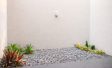 Rumah Desain Anti-Mainstream Taman Kopo Indah | Fasad Kaca Mewah, Siap Huni Dekat Tol !