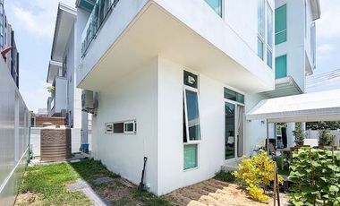 Only 200 meters from the entrance of the alley !New Corner Unit! 84 sq.wah – Luxury 3-storey detached house with private lift in Rama 9 Soi 55!