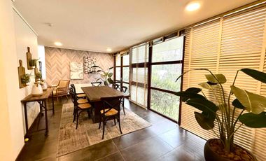 En Venta Moderno y luminoso departamento de 3 habitaciones/3 baños más servicios, con Jardín y amplio subterráneo.