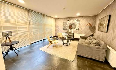 En Venta Moderno y luminoso departamento de 3 habitaciones/3 baños más servicios, con Jardín y amplio subterráneo.