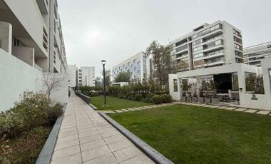 En Venta Moderno y luminoso departamento de 3 habitaciones/3 baños más servicios, con Jardín y amplio subterráneo.