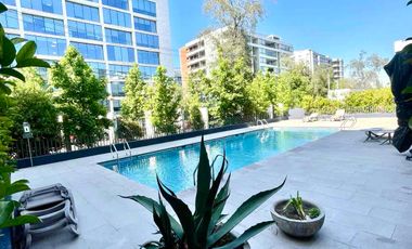 En Venta Moderno y luminoso departamento de 3 habitaciones/3 baños más servicios, con Jardín y amplio subterráneo.