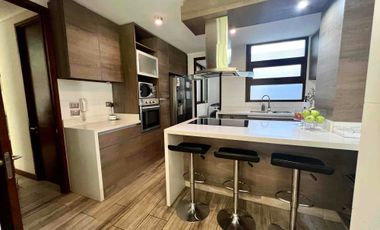 En Venta Moderno y luminoso departamento de 3 habitaciones/3 baños más servicios, con Jardín y amplio subterráneo.