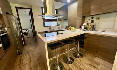 En Venta Moderno y luminoso departamento de 3 habitaciones/3 baños más servicios, con Jardín y amplio subterráneo.