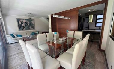 En Venta Moderno y luminoso departamento de 3 habitaciones/3 baños más servicios, con Jardín y amplio subterráneo.