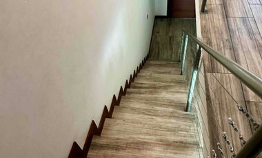 En Venta Moderno y luminoso departamento de 3 habitaciones/3 baños más servicios, con Jardín y amplio subterráneo.