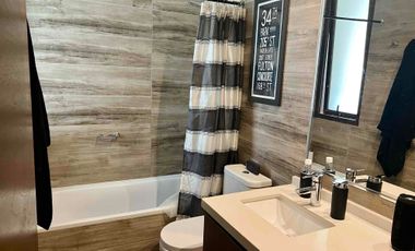 En Venta Moderno y luminoso departamento de 3 habitaciones/3 baños más servicios, con Jardín y amplio subterráneo.