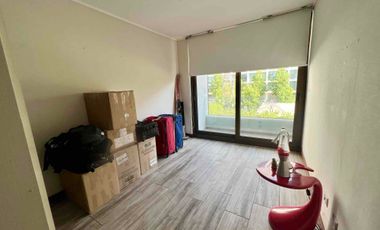 En Venta Moderno y luminoso departamento de 3 habitaciones/3 baños más servicios, con Jardín y amplio subterráneo.