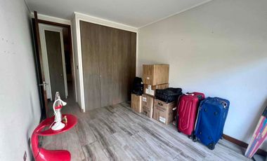 En Venta Moderno y luminoso departamento de 3 habitaciones/3 baños más servicios, con Jardín y amplio subterráneo.