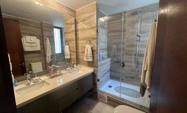 En Venta Moderno y luminoso departamento de 3 habitaciones/3 baños más servicios, con Jardín y amplio subterráneo.