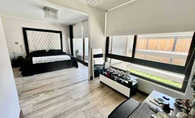 En Venta Moderno y luminoso departamento de 3 habitaciones/3 baños más servicios, con Jardín y amplio subterráneo.