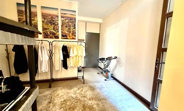 En Venta Moderno y luminoso departamento de 3 habitaciones/3 baños más servicios, con Jardín y amplio subterráneo.