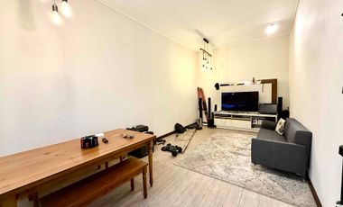 En Venta Moderno y luminoso departamento de 3 habitaciones/3 baños más servicios, con Jardín y amplio subterráneo.