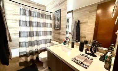 En Venta Moderno y luminoso departamento de 3 habitaciones/3 baños más servicios, con Jardín y amplio subterráneo.