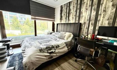 En Venta Moderno y luminoso departamento de 3 habitaciones/3 baños más servicios, con Jardín y amplio subterráneo.