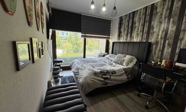 En Venta Moderno y luminoso departamento de 3 habitaciones/3 baños más servicios, con Jardín y amplio subterráneo.