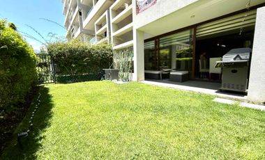 En Venta Moderno y luminoso departamento de 3 habitaciones/3 baños más servicios, con Jardín y amplio subterráneo.