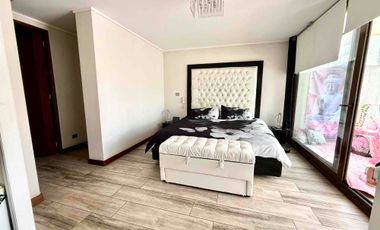 En Venta Moderno y luminoso departamento de 3 habitaciones/3 baños más servicios, con Jardín y amplio subterráneo.