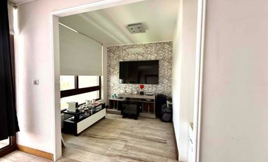 En Venta Moderno y luminoso departamento de 3 habitaciones/3 baños más servicios, con Jardín y amplio subterráneo.