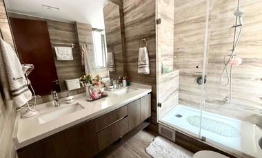 En Venta Moderno y luminoso departamento de 3 habitaciones/3 baños más servicios, con Jardín y amplio subterráneo.