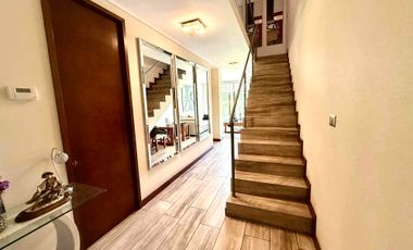 En Venta Moderno y luminoso departamento de 3 habitaciones/3 baños más servicios, con Jardín y amplio subterráneo.