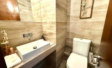 En Venta Moderno y luminoso departamento de 3 habitaciones/3 baños más servicios, con Jardín y amplio subterráneo.