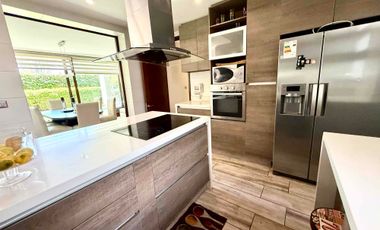 En Venta Moderno y luminoso departamento de 3 habitaciones/3 baños más servicios, con Jardín y amplio subterráneo.