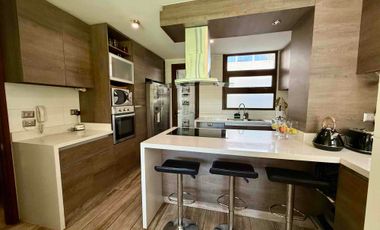 En Venta Moderno y luminoso departamento de 3 habitaciones/3 baños más servicios, con Jardín y amplio subterráneo.