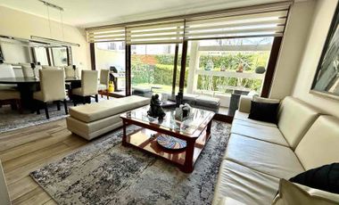 En Venta Moderno y luminoso departamento de 3 habitaciones/3 baños más servicios, con Jardín y amplio subterráneo.