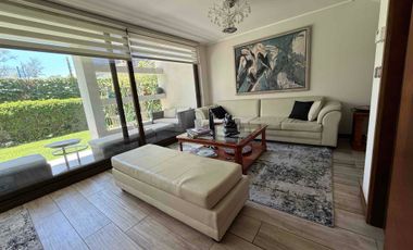 En Venta Moderno y luminoso departamento de 3 habitaciones/3 baños más servicios, con Jardín y amplio subterráneo.