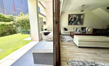 En Venta Moderno y luminoso departamento de 3 habitaciones/3 baños más servicios, con Jardín y amplio subterráneo.