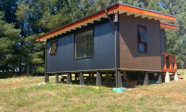 Se vende hermosa parcela de media hectárea (5.000 m²) con casa habitacional de 55 m², ideal para vivir o descansar en un entorno tranquilo y natura
